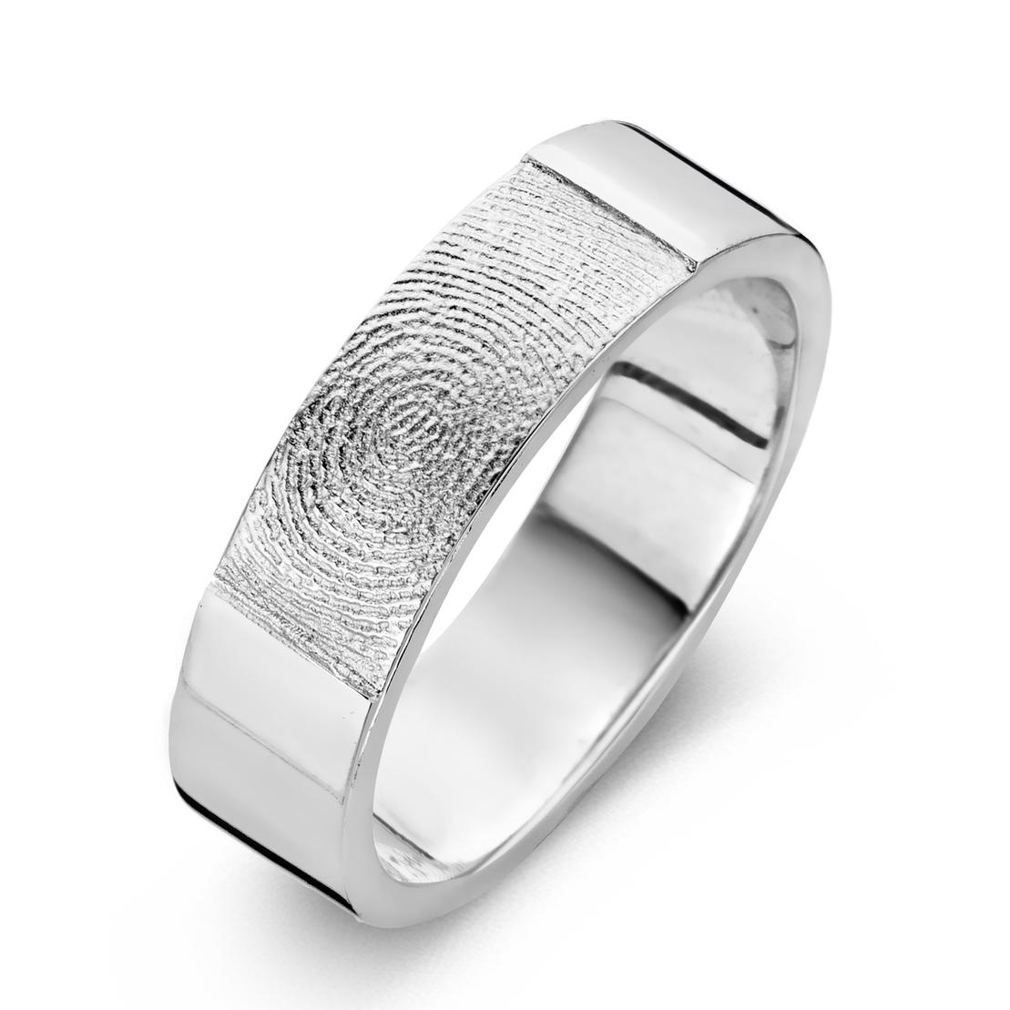 Silberner Ring mit eingraviertem Fingerabdruckmuster auf einer polierten Oberfläche.