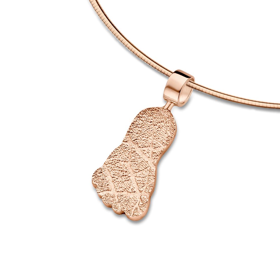 Halskette mit einem rosegoldenen Anhänger in Form eines Fußabdrucks auf weißem Hintergrund.