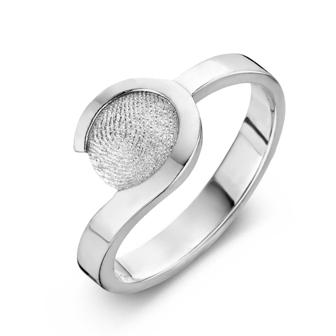 Silberner Ring mit strukturierter Fläche und offenen Enden, die einen modernen und minimalistischen Look vermitteln.