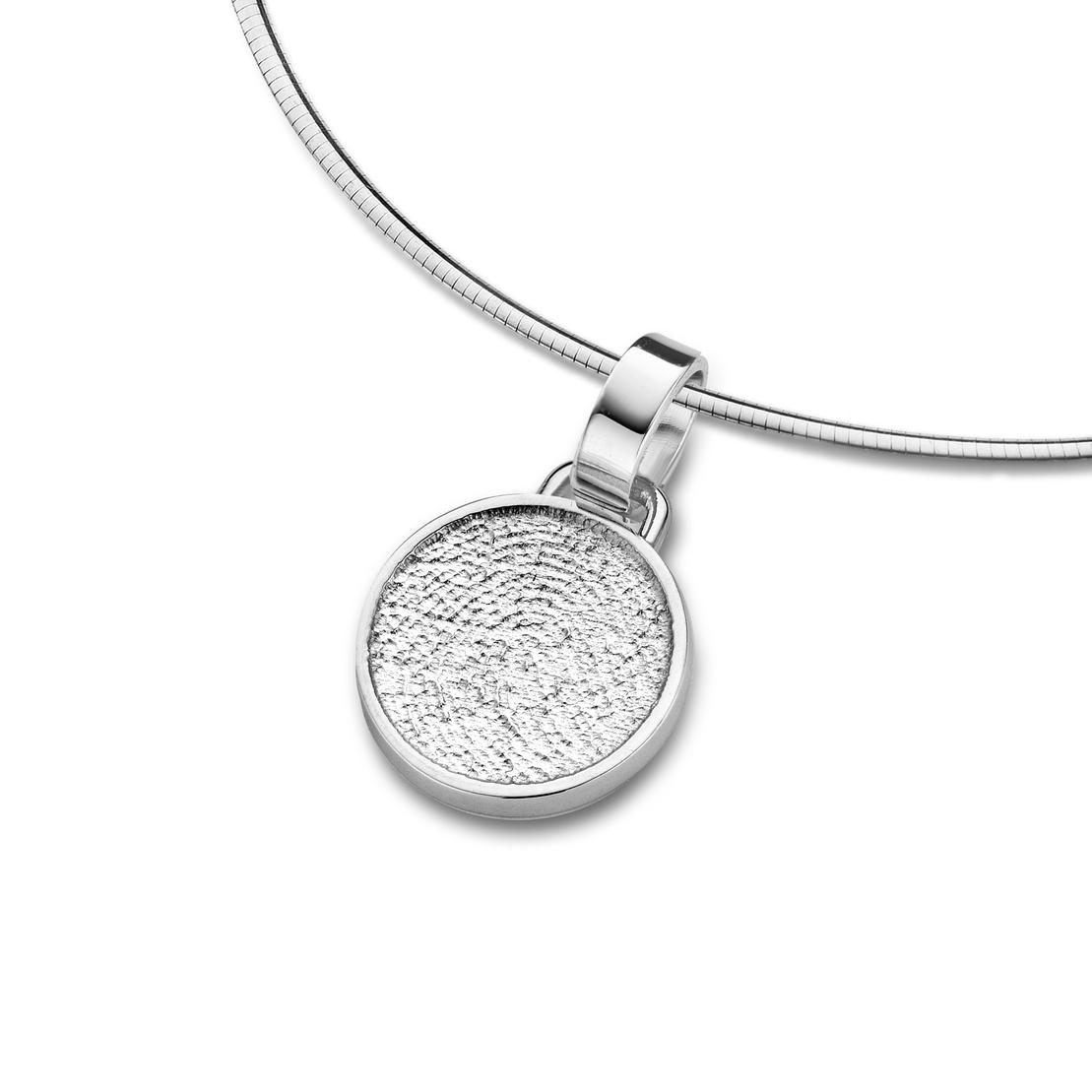 Silberner Halskettenanh&auml;nger mit strukturierter runder Oberfl&auml;che auf einem schlichten Hintergrund.