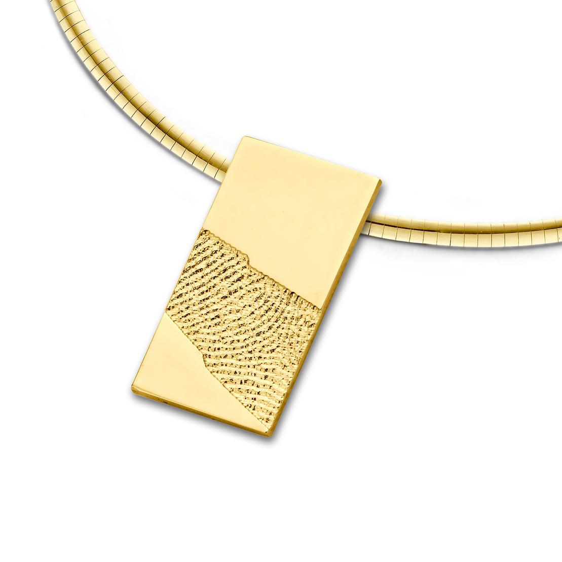 Goldene Halskette mit rechteckigem Anh&auml;nger, der ein strukturiertes Muster aufweist, vor wei&szlig;em Hintergrund.