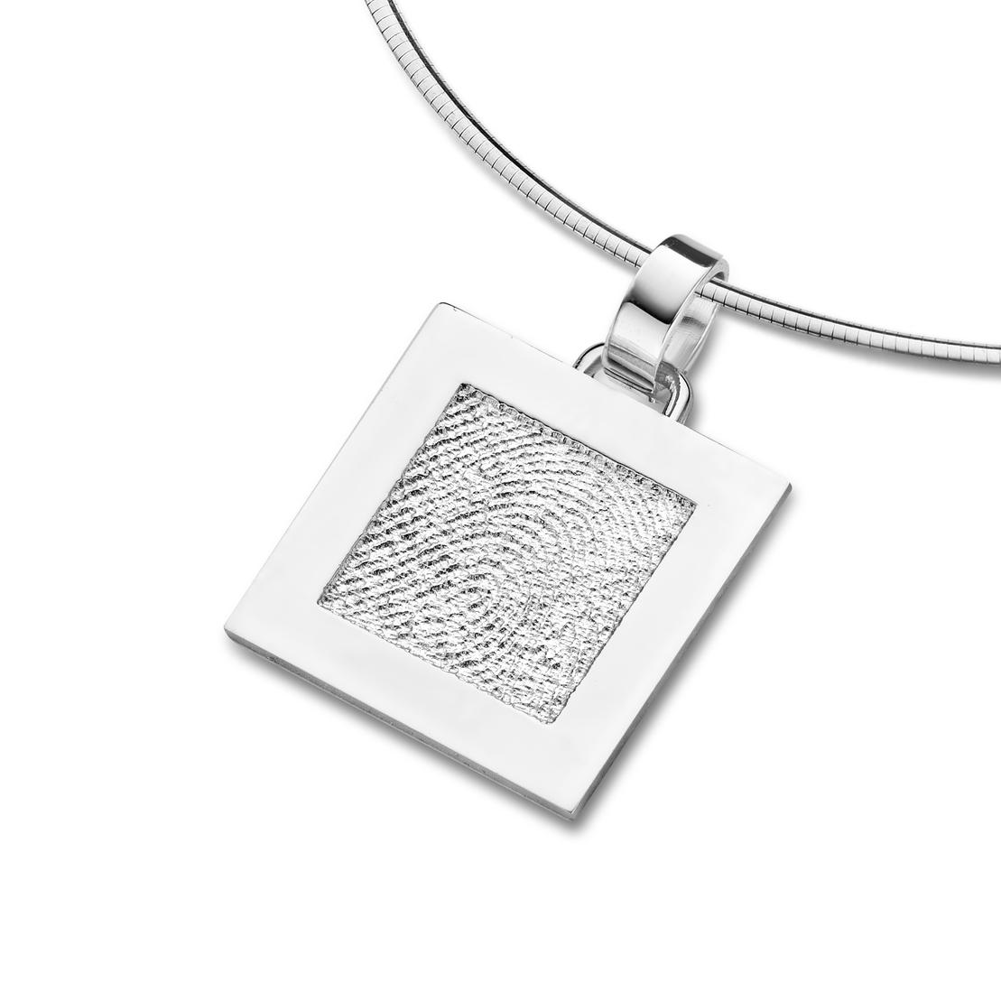 Silberner Anh&auml;nger in quadratischer Form mit eingepr&auml;gtem Fingerabdruck, h&auml;ngt an einer feinen Kette.