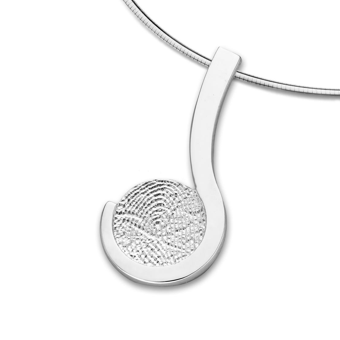 Silberner Anh&auml;nger in Form einer Musiknote mit strukturierter runder Fl&auml;che, auf einem geschlossenen Halsreif.