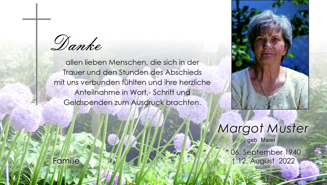 Danksagungskarte mit einem Porträt einer Frau und lila Blumen im Hintergrund, versehen mit Trauerdatum und Namen.