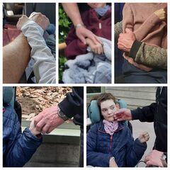 Mehrere H&auml;nde halten sich gegenseitig in verschiedenen Umgebungen, wobei N&auml;he und Unterst&uuml;tzung sichtbar sind.