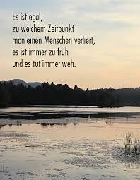 Text auf einem Bild mit einer ruhigen Wasserlandschaft, die Berge und eine sanfte Abendstimmung zeigt.