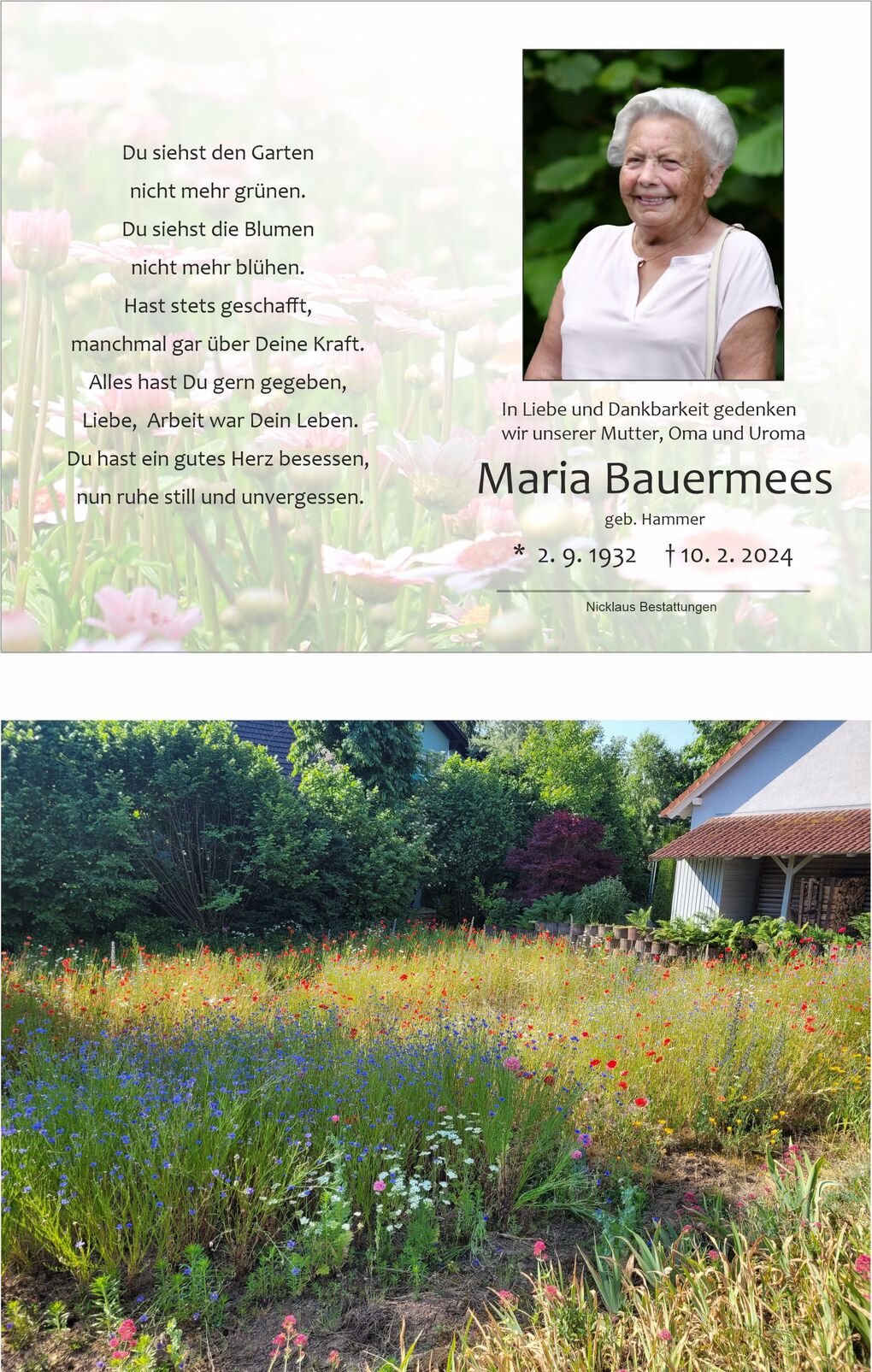 Bunte Blumenwiese mit verschiedenen Blumenarten hinter einem Wohnhaus, umgeben von gr&uuml;nen Str&auml;uchern und B&auml;umen.