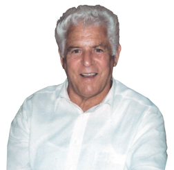 L&auml;chelnder &auml;lterer Mann mit grauen Haaren, tr&auml;gt ein wei&szlig;es Hemd und sitzt vor einem wei&szlig;en Hintergrund.