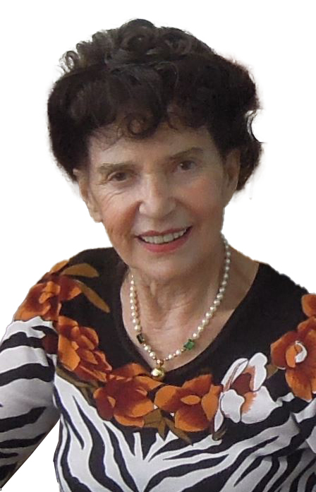 L&auml;chelnde &auml;ltere Frau mit welligem Haar, schwarz-wei&szlig; gestreiftem Oberteil und bl&uuml;hendem Muster, tr&auml;gt eine Perlenkette.