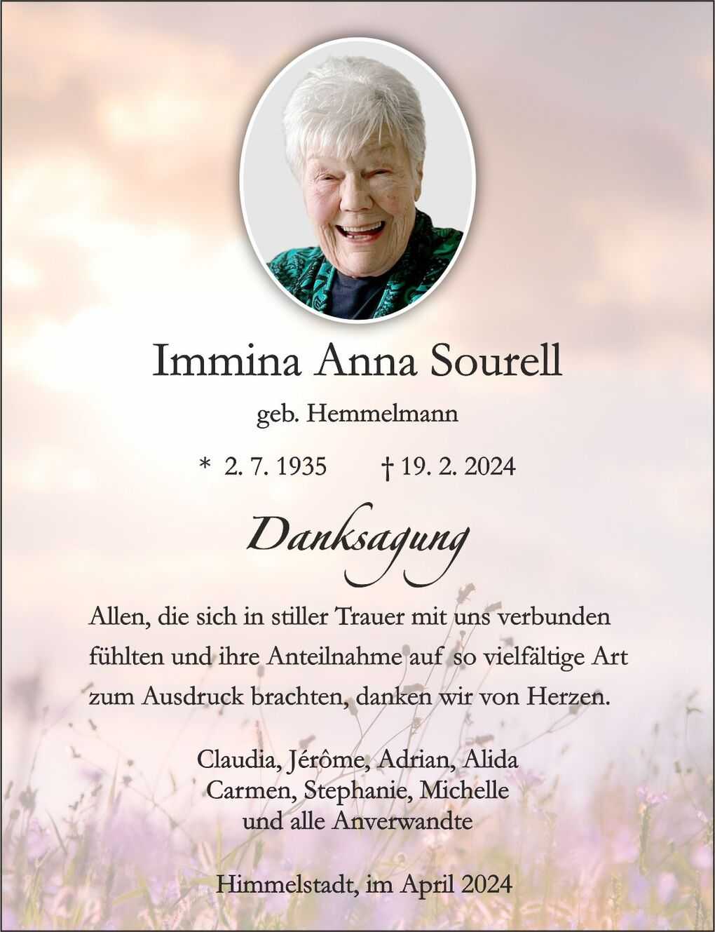 Danksagungskarte mit Portr&auml;t einer l&auml;chelnden &auml;lteren Frau und eleganter Schrift auf blasslila Blumenhintergrund.