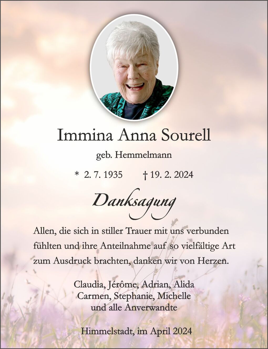 Danksagungskarte mit Portr&auml;t einer l&auml;chelnden &auml;lteren Frau und eleganter Schrift auf blasslila Blumenhintergrund.