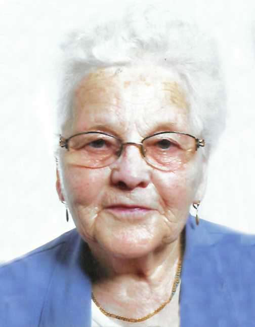 &Auml;ltere Frau mit kurzen, grauen Haaren, Brille und blauer Jacke vor hellem Hintergrund.