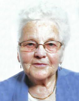 &Auml;ltere Frau mit kurzen, grauen Haaren, Brille und blauer Jacke vor hellem Hintergrund.