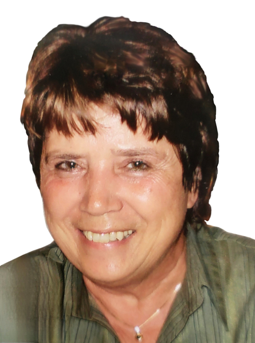 Portr&auml;t einer l&auml;chelnden Frau mit kurzen, braunen Haaren, getragen in einem grauen Oberteil.