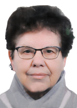 Portr&auml;t einer &auml;lteren Frau mit Brille und grauem Schal vor wei&szlig;em Hintergrund. Sie schaut direkt in die Kamera.