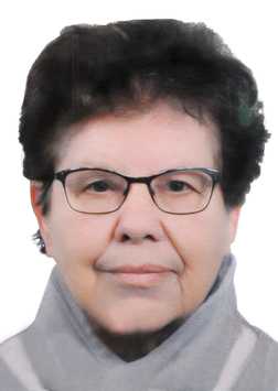 Portr&auml;t einer &auml;lteren Frau mit Brille und grauem Schal vor wei&szlig;em Hintergrund. Sie schaut direkt in die Kamera.