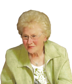 &Auml;ltere Frau mit blonden, lockigen Haaren und Brille tr&auml;gt eine helle Jacke und l&auml;chelt leicht. Hintergrund ist wei&szlig;.