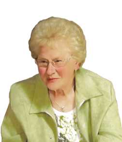 &Auml;ltere Frau mit blonden, lockigen Haaren und Brille tr&auml;gt eine helle Jacke und l&auml;chelt leicht. Hintergrund ist wei&szlig;.
