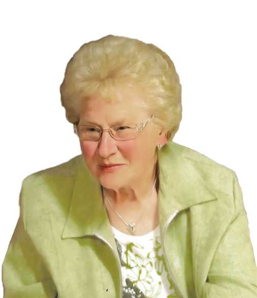 &Auml;ltere Frau mit blonden, lockigen Haaren und Brille tr&auml;gt eine helle Jacke und l&auml;chelt leicht. Hintergrund ist wei&szlig;.