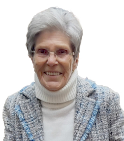 L&auml;chelnde &auml;ltere Frau mit grauen Haaren, wearing a grauer Mantel und einen wei&szlig;en Rollkragenpullover.