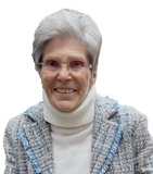 L&auml;chelnde &auml;ltere Frau mit grauen Haaren, wearing a grauer Mantel und einen wei&szlig;en Rollkragenpullover.