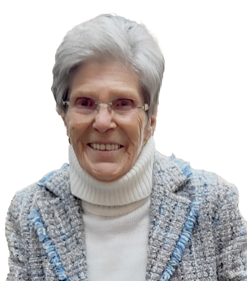 L&auml;chelnde &auml;ltere Frau mit grauen Haaren, wearing a grauer Mantel und einen wei&szlig;en Rollkragenpullover.