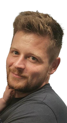 Portrait eines Mannes mit kurzem, gestyltem Haar, der l&auml;chelt und eine entspannte Haltung einnimmt.