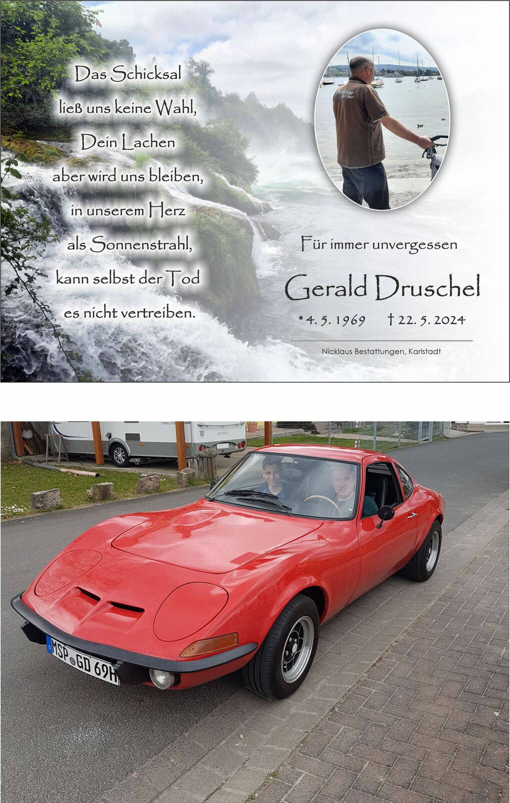 Ein rotes Oldtimer-Auto parkt auf einer Stra&szlig;e, Fahrer und Beifahrer schauen in die Kamera. Umgebung mit Gr&uuml;nanlagen.