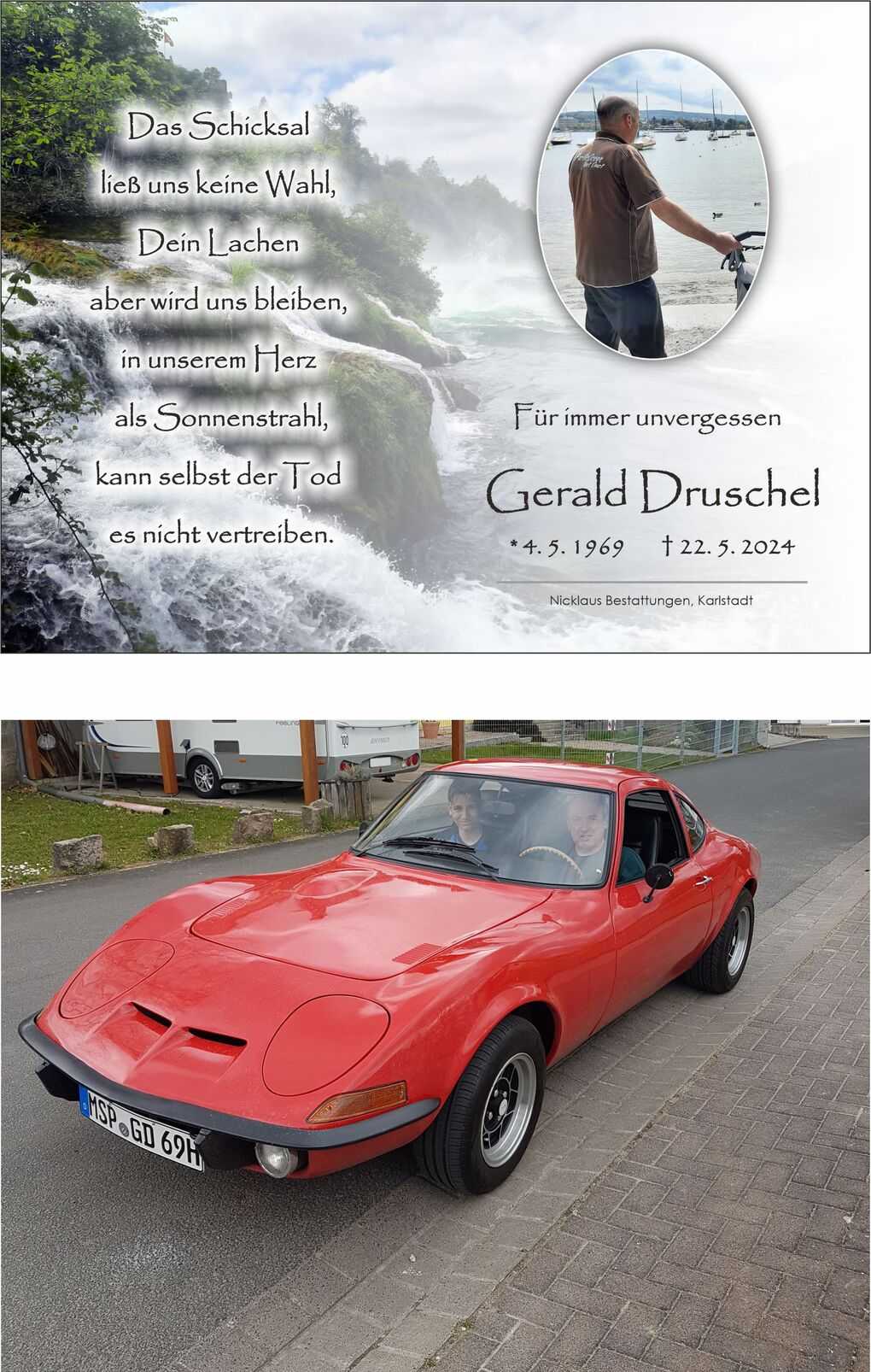 Ein rotes Oldtimer-Auto parkt auf einer Stra&szlig;e, Fahrer und Beifahrer schauen in die Kamera. Umgebung mit Gr&uuml;nanlagen.