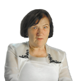 Porträt einer Frau mit kurzem, dunklem Haar, die einen verwunderten Gesichtsausdruck zeigt und ein weißes Oberteil trägt.