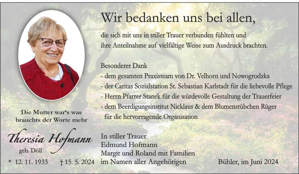 Portrait einer l&auml;chelnden Frau in einem roten Pullover, umrahmt von Blumen und B&auml;umen, mit Trauerbekundung im Hintergrund.