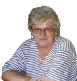 Nahaufnahme einer l&auml;chelnden Frau mit blonden, lockigen Haaren in einem gestreiften Shirt und Brille.