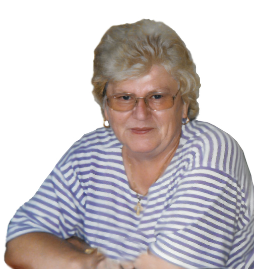 Nahaufnahme einer l&auml;chelnden Frau mit blonden, lockigen Haaren in einem gestreiften Shirt und Brille.