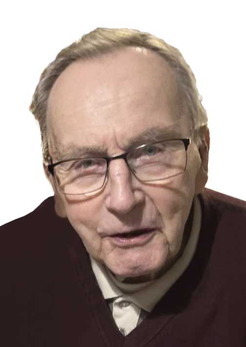 Portr&auml;t eines &auml;lteren Mannes mit Brille, der freundlich in die Kamera schaut, vor wei&szlig;em Hintergrund. Er tr&auml;gt einen dunklen Pullover.