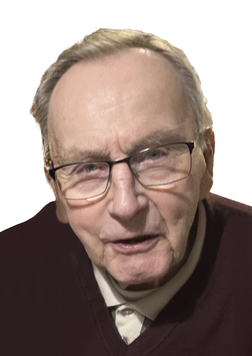 Portr&auml;t eines &auml;lteren Mannes mit Brille, der freundlich in die Kamera schaut, vor wei&szlig;em Hintergrund. Er tr&auml;gt einen dunklen Pullover.