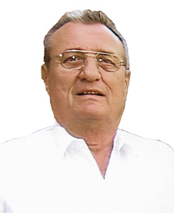 &Auml;lterer Mann mit Brille und grauen Haaren in einem wei&szlig;en Hemd, schaut l&auml;chelnd in die Kamera. Hintergrund ist wei&szlig;.