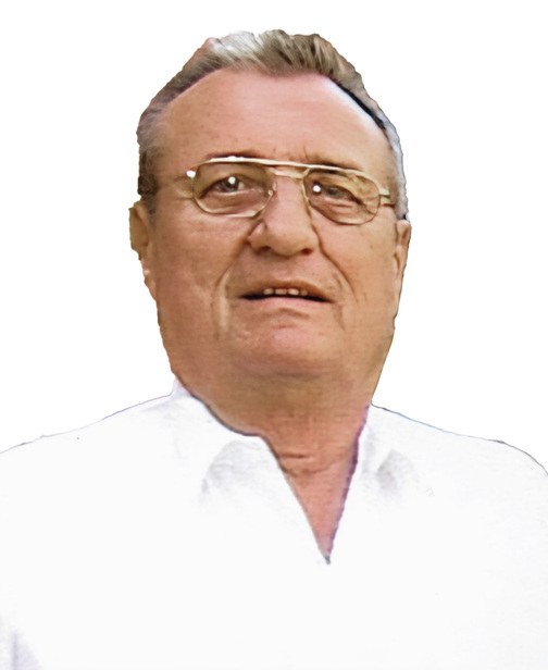 &Auml;lterer Mann mit Brille und grauen Haaren in einem wei&szlig;en Hemd, schaut l&auml;chelnd in die Kamera. Hintergrund ist wei&szlig;.