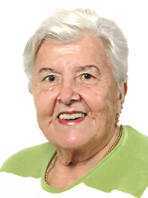 Nahaufnahme einer l&auml;chelnden &auml;lteren Frau mit grauen Haaren, die ein gr&uuml;nes Oberteil tr&auml;gt. Hintergrund ist wei&szlig;.