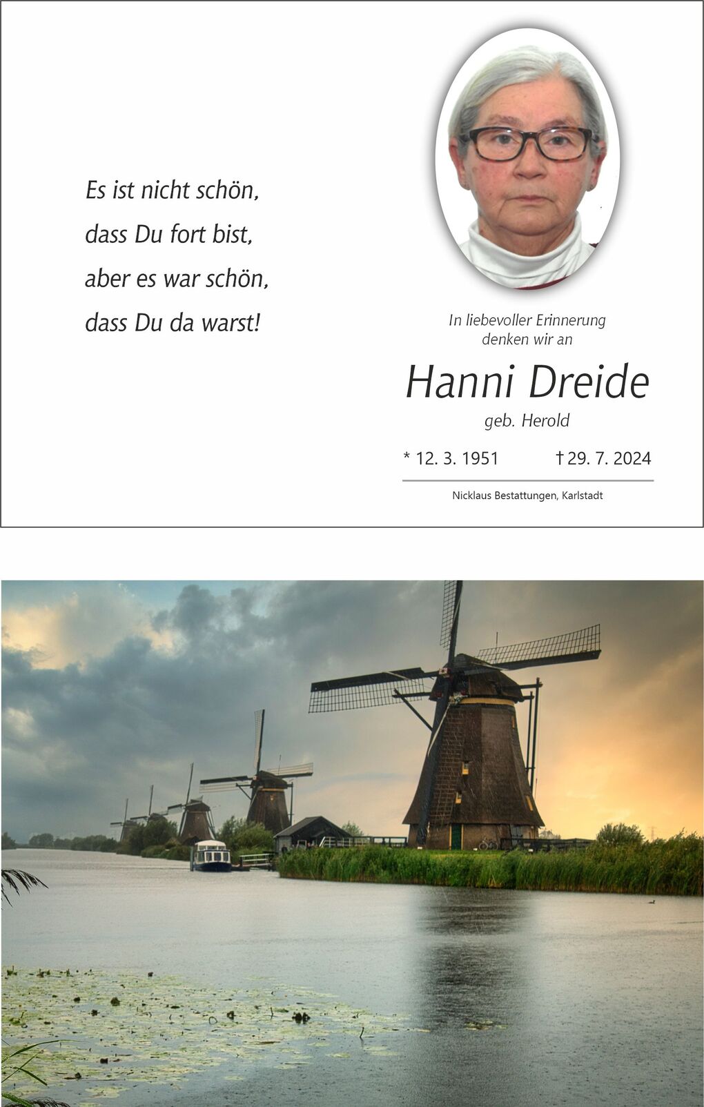 Gedenkblatt mit Foto einer verstorbenen Person und Text, &uuml;berlagert von einer Landschaft mit Windm&uuml;hlen an einem Gew&auml;sser.