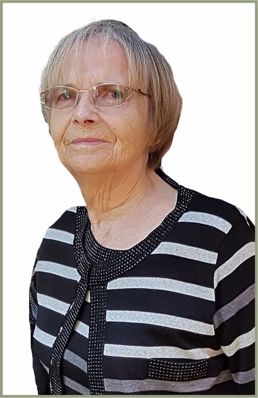 Portr&auml;t einer &auml;lteren Frau mit Brille, die ein gestreiftes Oberteil tr&auml;gt, vor einem wei&szlig;en Hintergrund.