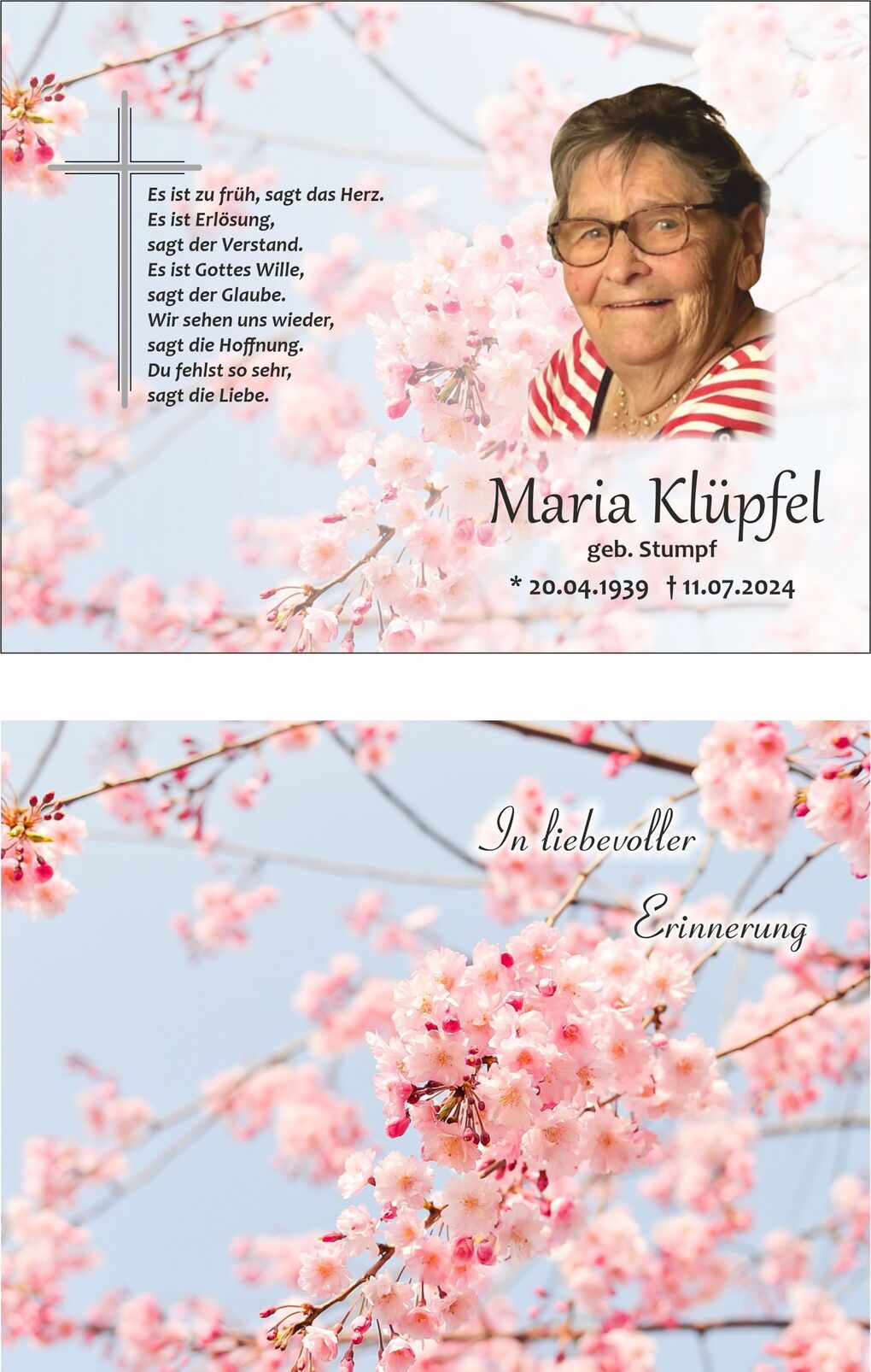 Bild einer Gedenkkarte mit dem Foto einer &auml;lteren Frau, umgeben von Kirschbl&uuml;ten und einem Kreuz.