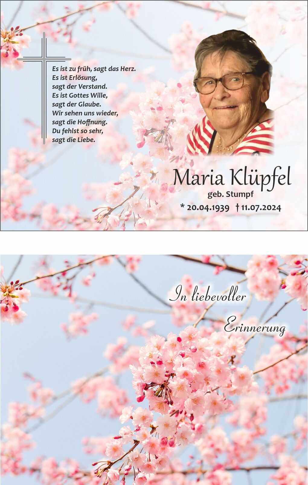 Bild einer Gedenkkarte mit dem Foto einer &auml;lteren Frau, umgeben von Kirschbl&uuml;ten und einem Kreuz.