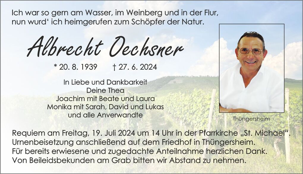 Traueranzeige f&uuml;r Albrecht Oechsner mit pers&ouml;nlicher Botschaft und Foto, Hintergrund zeigt Weinberg unter einem wolkigen Himmel.