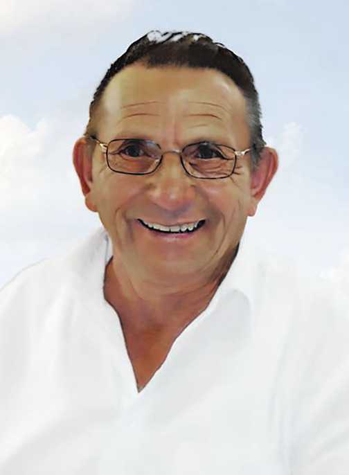 L&auml;chelnder &auml;lterer Mann mit Brille und wei&szlig;em Hemd vor einem hellblauen, wolkigen Hintergrund.
