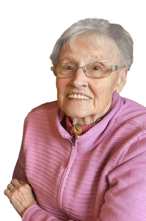 Portr&auml;t einer &auml;lteren Frau mit Brille, die in einem rosa Pullover l&auml;chelt und ihre Arme verschr&auml;nkt.