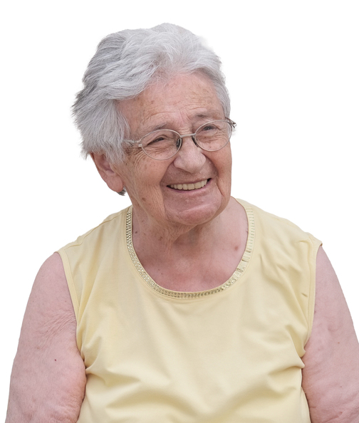 L&auml;chelnde &auml;ltere Frau mit kurzen grauen Haaren, tr&auml;gt ein &auml;rmelloses gelbes Oberteil. Hintergrund ist wei&szlig;.
