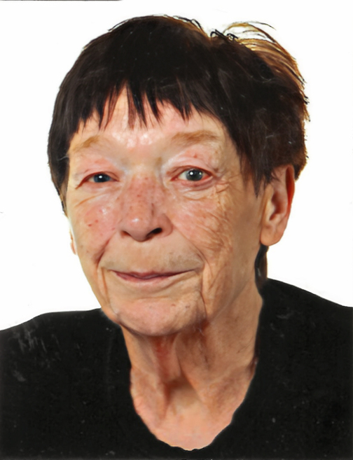 Portr&auml;t einer &auml;lteren Frau mit kurzen, dunklen Haaren und einem neutralen Gesichtsausdruck, in schwarzer Kleidung.