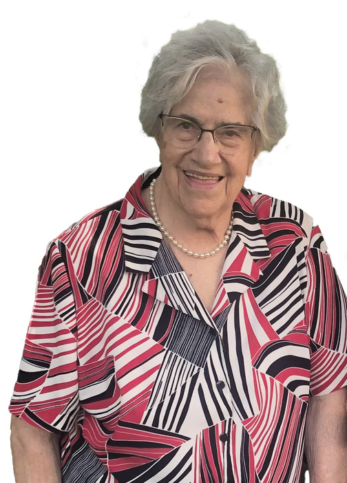 &Auml;ltere Frau mit kurzen, grauen Haaren und Brille, tr&auml;gt ein gestreiftes Oberteil und l&auml;chelt freundlich.