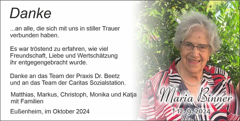 Dankeskarte mit Foto einer l&auml;chelnden &auml;lteren Frau in bunter Bluse, umgeben von gr&uuml;nen Pflanzen, textliche W&uuml;rdigung.