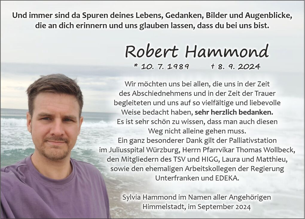 Portr&auml;t eines Mannes am Strand, der in die Kamera l&auml;chelt, mit Wellen im Hintergrund und einem Trauertext daneben.